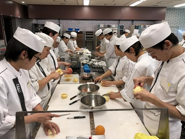 包丁練習！！│辻製菓専門学校ブログ│辻製菓専門学校 - 製菓のプロを